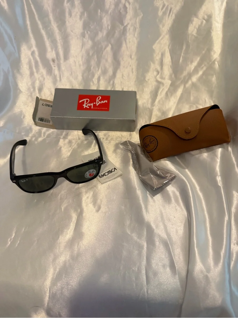 Ray-Ban Black Wayfarer Sunglasses with Dark Green Lenses ORB2132